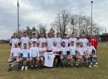 Bezirksschornsteinfeger und Torwartroutinier Uwe Neubauer sponserte der SG I Lauenstein/Ebersdorf/Ludwigsstadt II neue Aufwärmshirts - Kapitän Christian Frunske bedankte sich sehr herzlich für diese großzügige Spende.