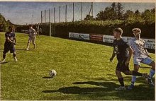 Lui Ehrhardt setzt sich durch und spielt den Ball auf den sehr agilen Noah Krischke (Bericht und Foto: Thomas Löffler)