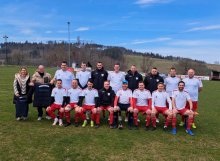 Die Firma Max Weber spendierte der SG I fünf Wintermäntel mit Aufschrift und Logo. Für dieses tolle Geschenk bedankte sich AL Fußball Sebastian Dietz (3. von links hinten) bei Christian und Jenny Heyder (hinten links).